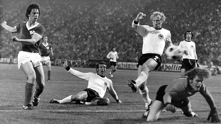 Beim Spiel der BRD gegen die DDR sorgt Sparwasser 1974 für den Sieg der Ostdeutschen.