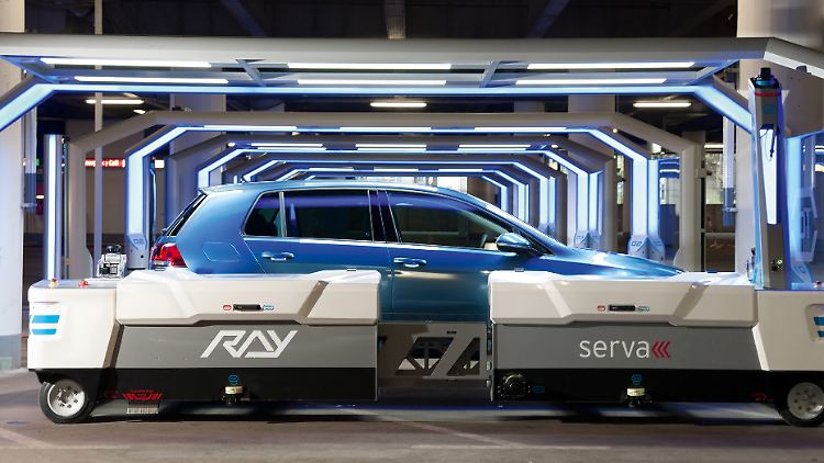 Im Düsseldorfer Flughafen soll nun Roboter "Ray" das Einparken der Autos im Parkhaus übernehmen.