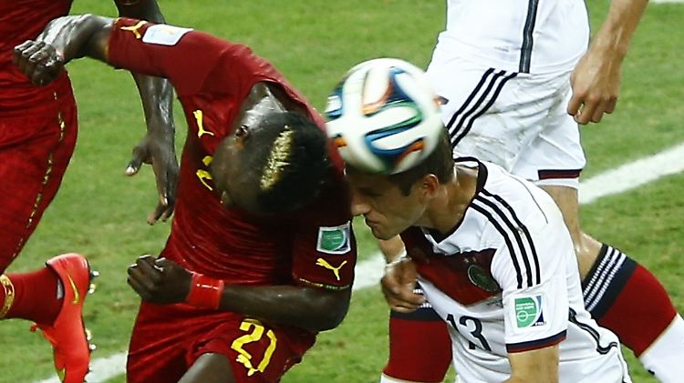 Hartes Duell: Thomas Müller (r) und John Boye rasseln ordentlich zusammen.