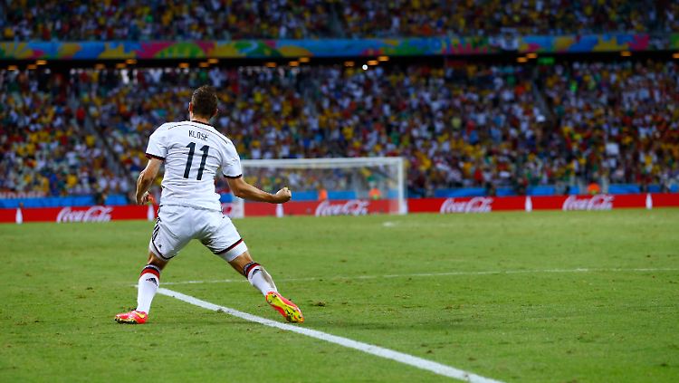 Neu im Klub: Klose zieht mit Ronaldo gleich - beide haben nun 15. WM-Treffer.