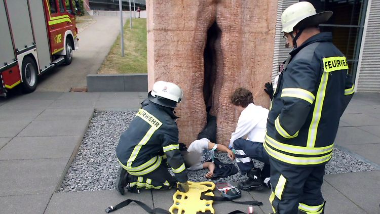 Mit vereinten Kräften konnte die Feuerwehr den Mann aus dem Kunstwerk befreien.
