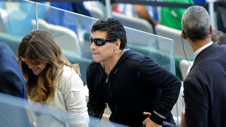 Der Stein des Anstoßes: Maradona verlässt vor dem Abpfiff das Stadion.