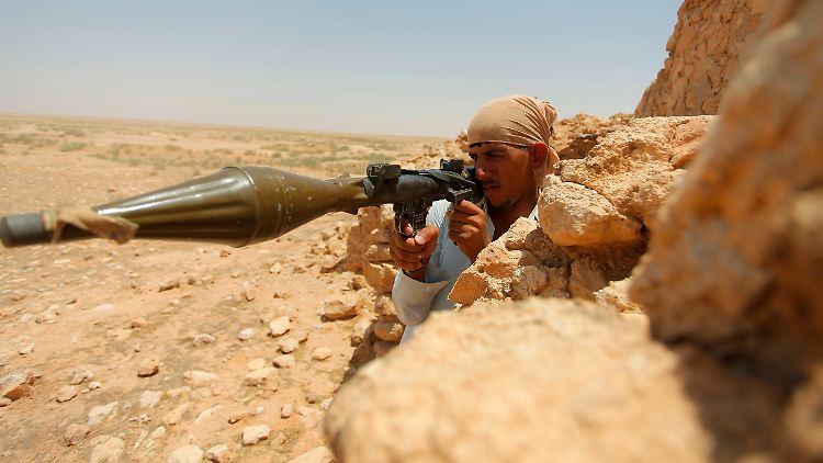 Ein Land im Krieg: Mit seiner Panzerfaust will dieser junge Schiite die Heiligen Stätten von Nadschaf verteidigen.