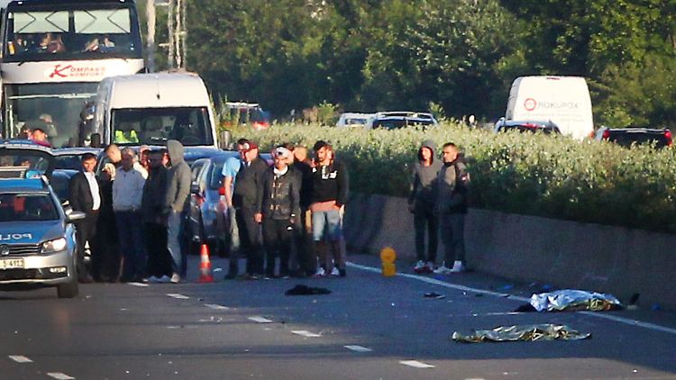 Die Autobahn wird nach dem Unfall gesperrt.