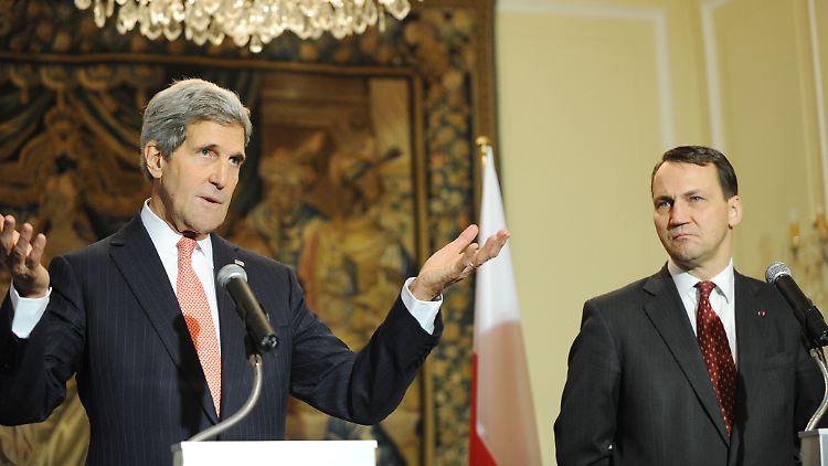 Da waren noch mehr diplomatische Worte im Spiel: US-Außenminister Kerry und Sikorski im November 2013 in Warschau.