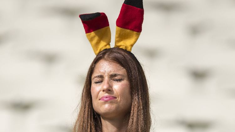 Hat sich den Magen mit zu viel Soja Latte verdorben: Cathy Fischer beim Spiel Deutschland - gähn- Ghana.