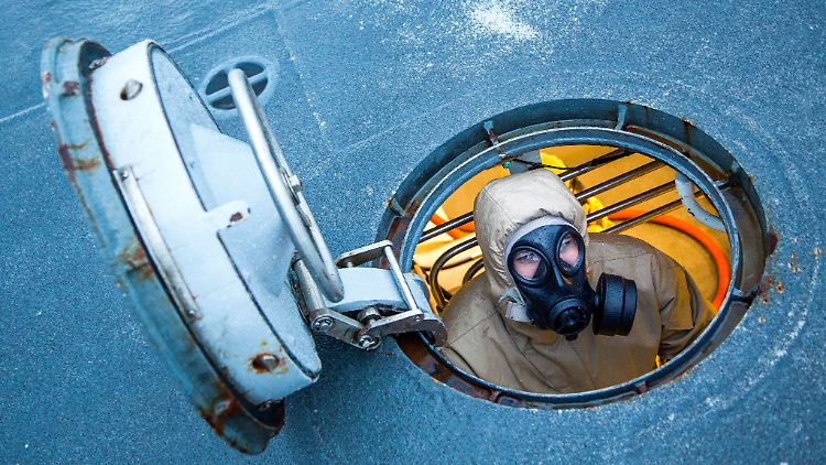 Ein OPCW-Mitarbeiter in voller Schutzmontur.