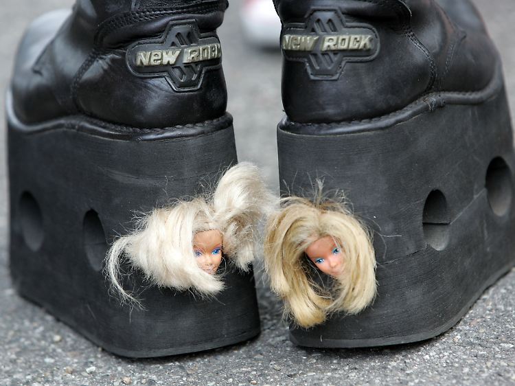 Sie hat die Schuhe schön.