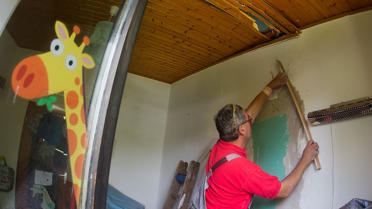 Die Bruchlandung in der Kinderzimmerwand hat auch einen Stromkasten beschädigt.
