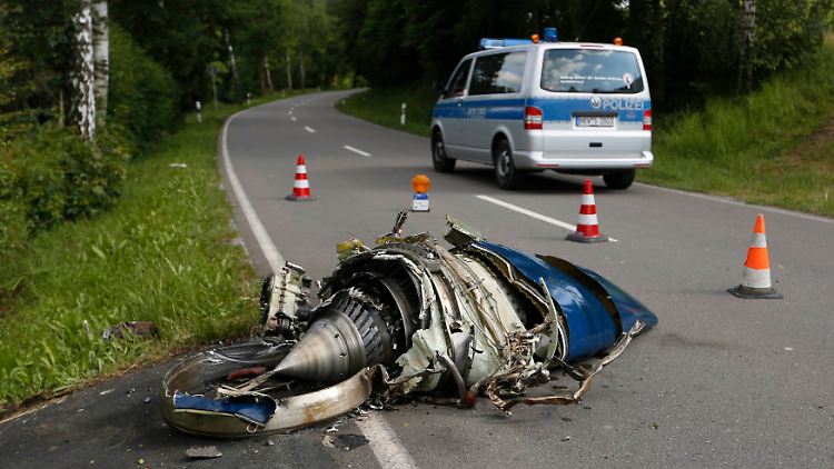 Ein Triebwerk des abgestürzten Learjets wurde bis auf die angrenzende Straße geschleudert.
