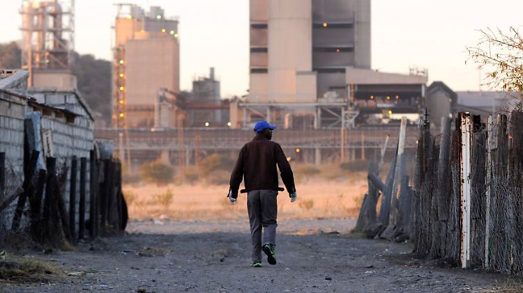 In Südafrika kehren die Minenarbeiter an die Arbeitplätze zurück.