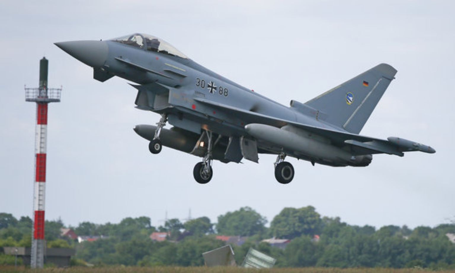 Bei einem Übungsmanöver im Sauerland kollidiert ein Eurofighter der Bundeswehr mit einem Learjet in mehreren Tausend Metern Höhe..