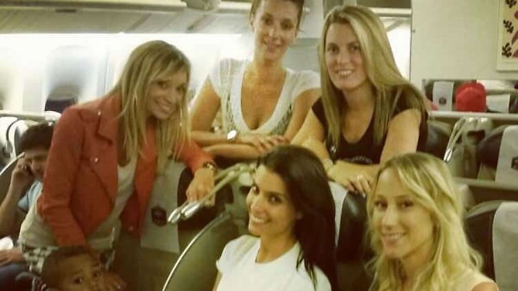 Aus dem Flugzeug sendete Ludivine Sagna (sitzend im weißen Shirt) beste Grüße per Twitter. 