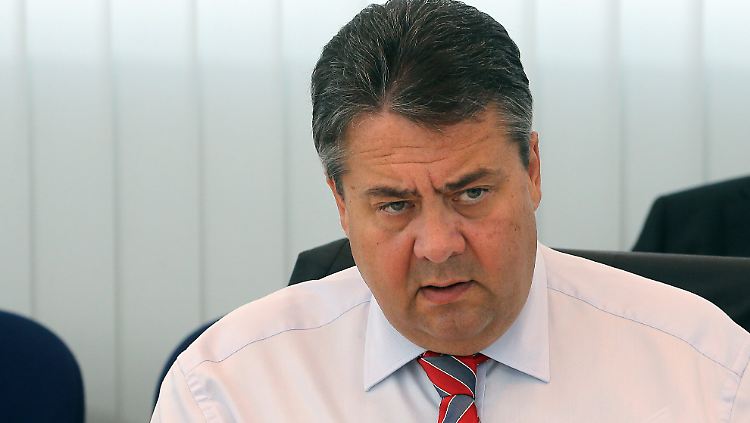 SPD-Chef Gabriel ist eine Große Koalition mit der Union eingegangen. Kontakt mit der Linken kann er nur dosiert zulassen.
