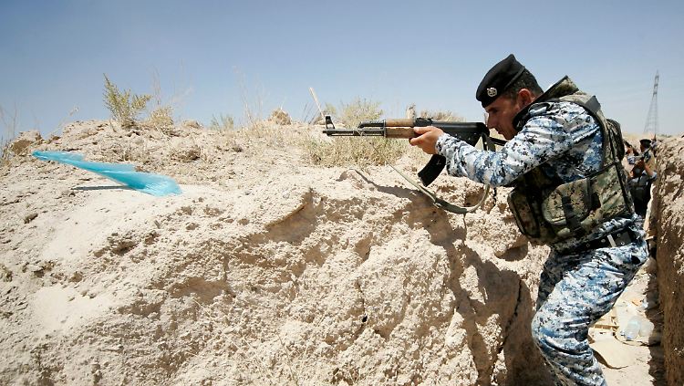 Zerreißprobe für den Irak: Ein Mitglied der staatlich irakischen Sicherheitskräfte hält Ausschau nach Isis-Kämpfern.