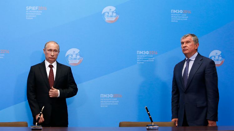 Enge Abstimmung in energiepolitischen Fragen: Wladimir Putin (l.) und Rosneft-Chef Igor Setschin, hier bei einer Vertragsunterzeichnung in St. Petersburg Ende Mai.