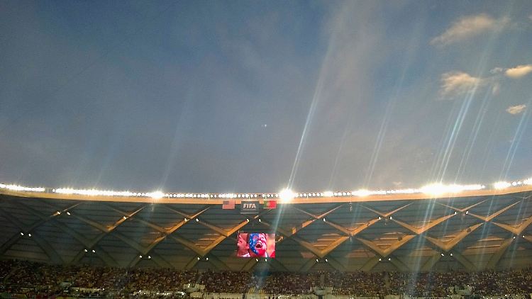 Große Emotionen im WM-Stadion von Manaus: Die Stadion-Kamera hebt den Jubel eines US-Fans aus den Massen heraus.