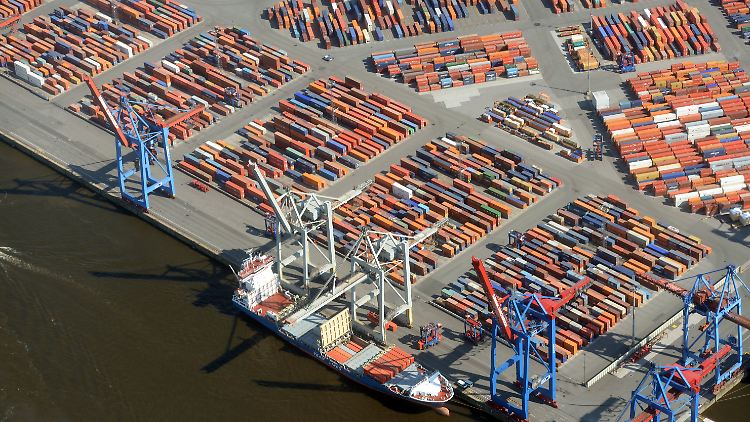 Volle Stellflächen, viel Bewegung: Am Container Terminal Burchardkai (CTB) in Hamburg lässt sich erahnen, wie es um die deutsche Wirtschaft steht.