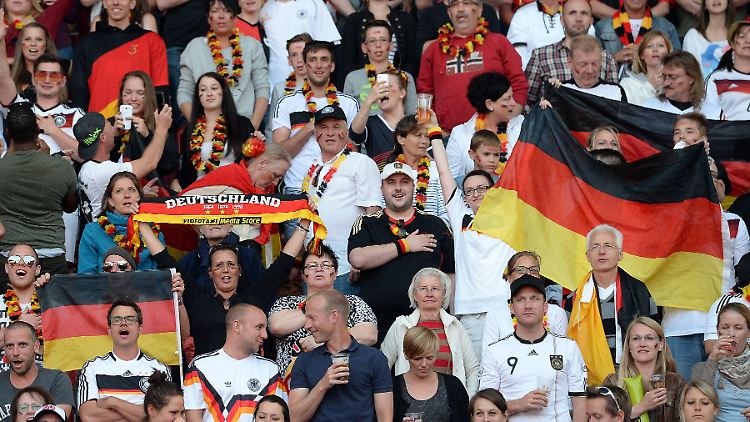 Der Grad zwischen Patriotismus und Nationalismus ist schmal. "Ein Patriot ist jemand, der sein Vaterland liebt. Ein Nationalist ist jemand, der die Vaterländer der anderen verachtet", sagte der frühere Bundespräsident Johannes Rau treffend.