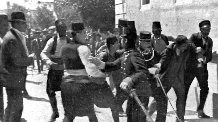 Das Foto soll die Festnahme von Princip (2.v.r.) kurz nach dem Attentat zeigen.