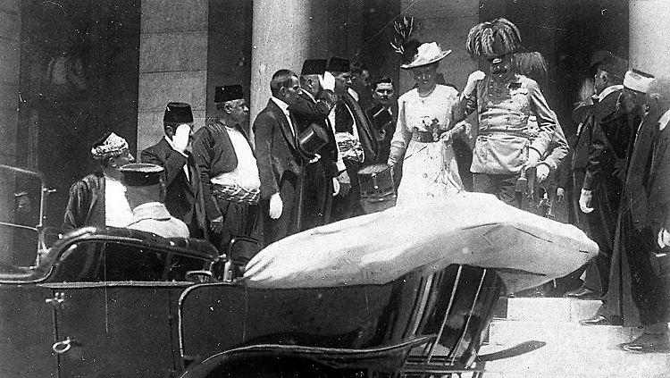 Das letzte bekannte Foto von Franz Ferdinand: Er verlässt mit seiner Frau Sophie das Rathaus von Sarajevo.