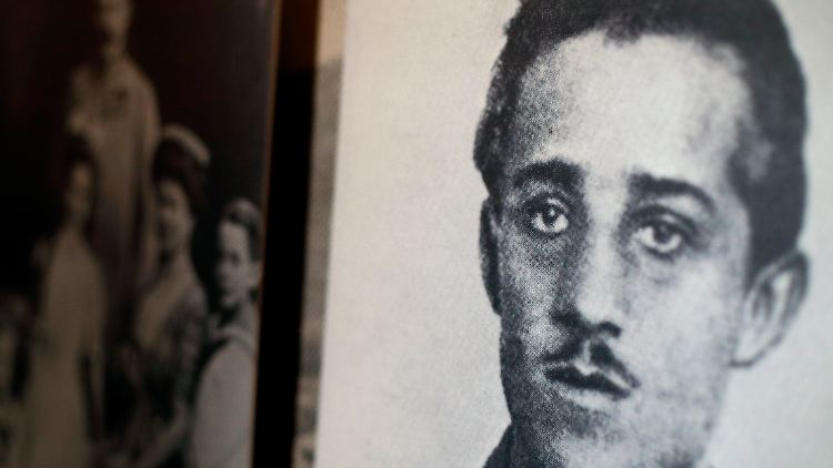 Gavrilo Princip wurde 1894 in Bosnien geboren. Er stirbt 1918 in Haft an Knochentuberkulose.