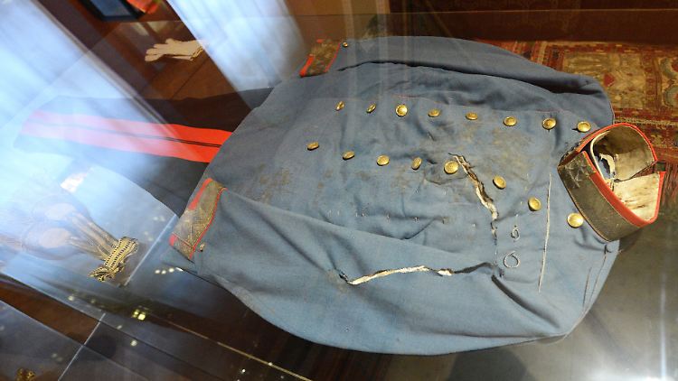 Die blutverschmierte Uniform von Franz Ferdinand befindet sich heute im Heeresgeschichtlichen Museum in Wien. Dort steht auch das Auto, in dem beide saßen und das Sofa, auf dem der Thronfolger starb.