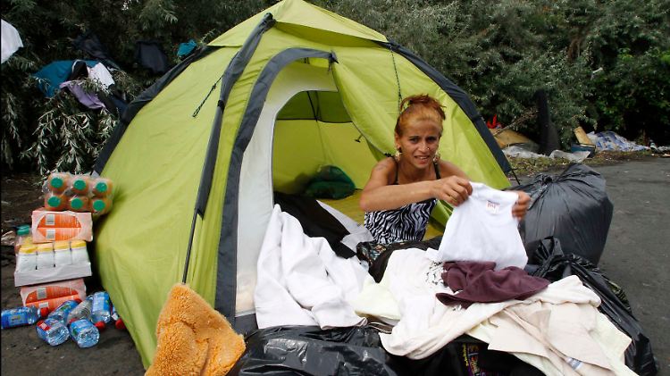 In einem illegalen Camp nahe Lille sortiert eine Frau ihre Sachen. Frankreich hat mit der Abschiebung von Roma begonnen.
