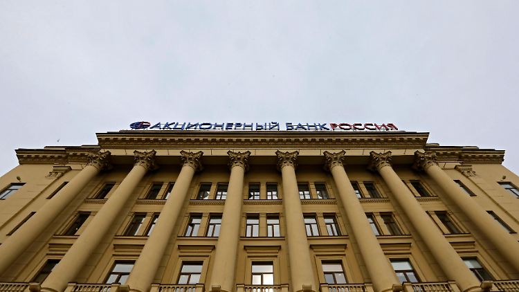 Der Kreml will, dass wichtige russische Unternehmen ihre Geschäfte künftig ausschließlich über russische Banken abwickeln.