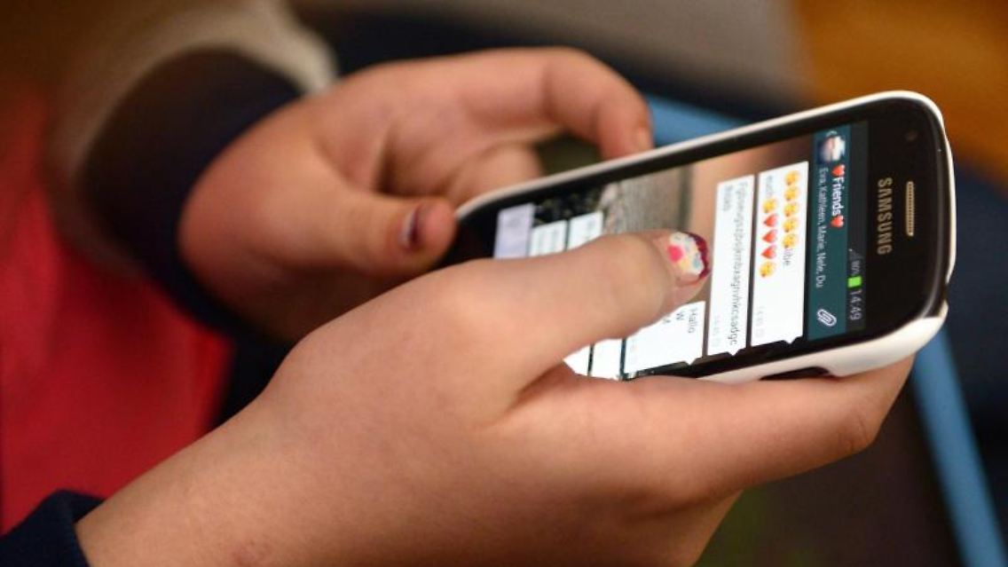 Viele Jugendliche aktivieren eine Studie zufolge ihr Smartphone rund 80 Mal am Tag. Foto: Henning Kaiser
