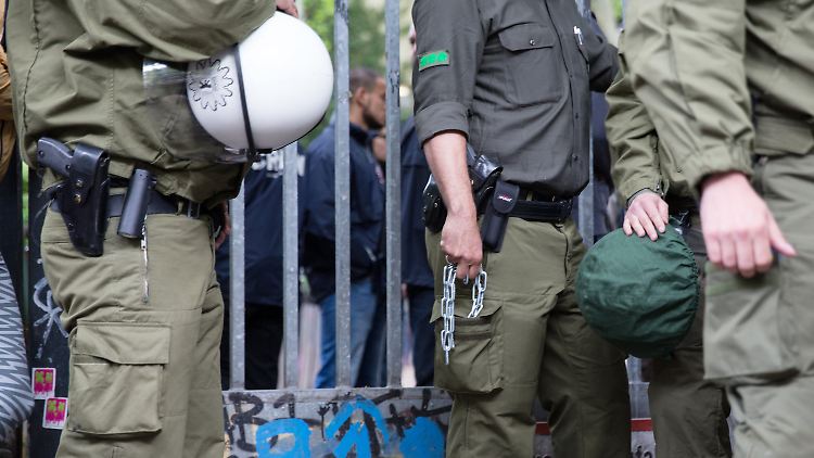 Polizisten vor dem Hoftor der ehemaligen Schule in Kreuzberg.
