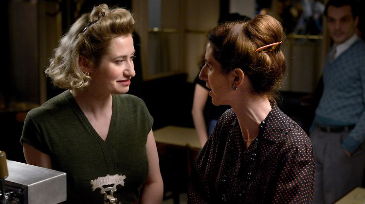 Emmanuelle Devos (l) als Violette und Sandrine Kiberlain als Simone in einer Szene des Films "Violette". 