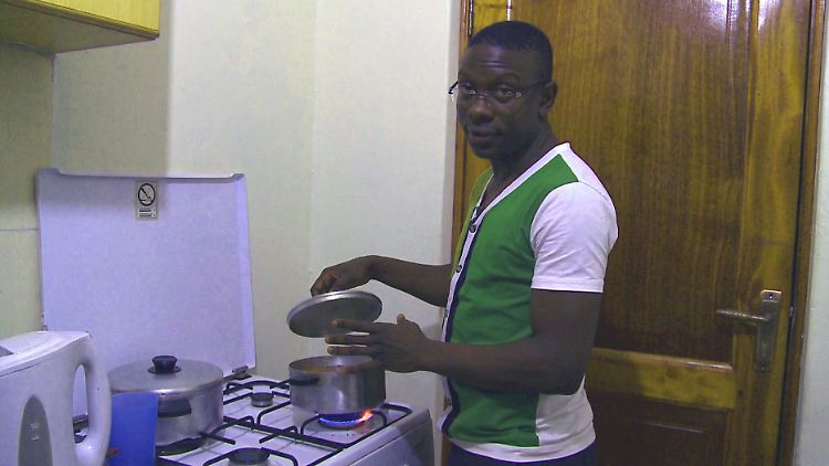 Lusimbo in seiner Küche. Das Haus traut er sich nicht mehr zu verlassen.