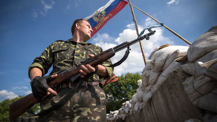 Ein prorussischer Kämpfer an einem Checkpoint im Osten der Ukraine.