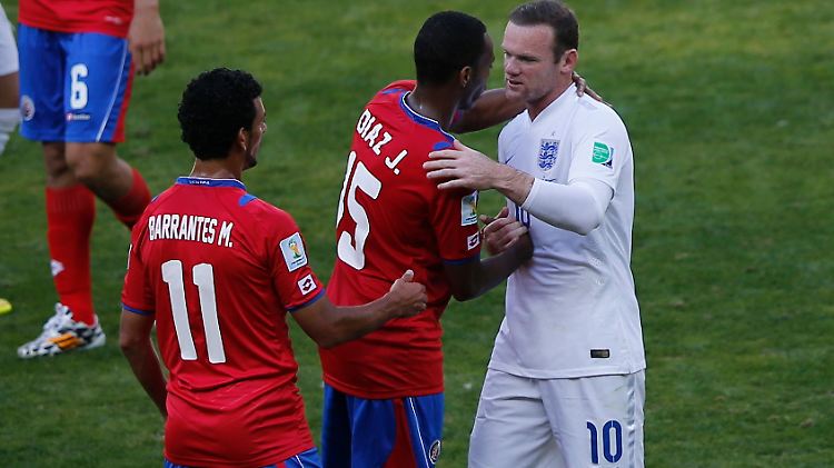 Trost für den Gruppenletzten: Wayne Rooney mit Michael Barrantes und Junior Diaz.