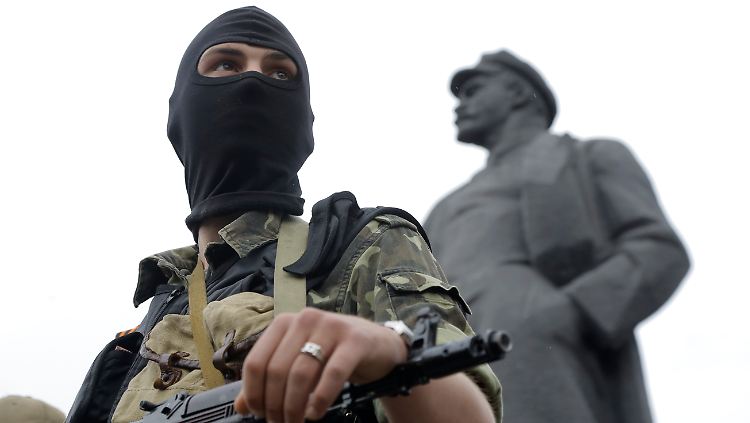 Im Schatten von Lenin: Ein prorussischer Kämpfer in Donezk.