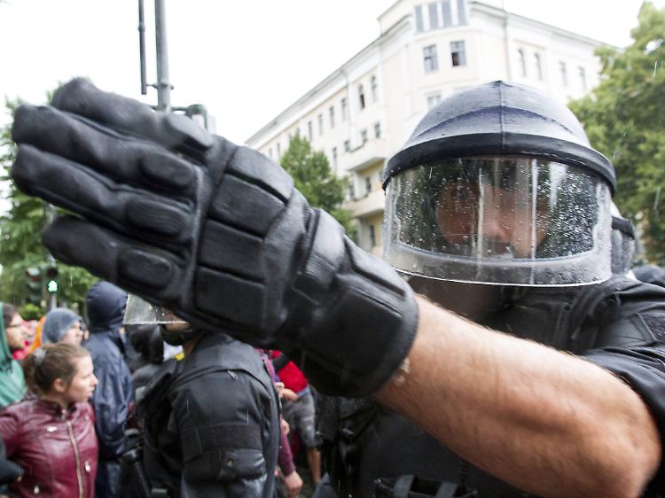 900 Beamte waren im Einsatz und hauptsächlich damit beschäftigt, Demonstranten und Unterstützer der Schulbewohner fernzuhalten.