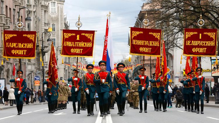 Erinnerungen an vergangene Größe: Offiziere der russischen Armee marschieren in Gedenken an den Zweiten Weltkrieg durch St. Petersburg.