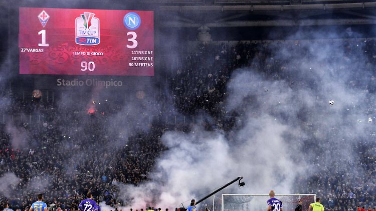Schüsse und Gewalt überschatteten das  Pokalfinale zwischen Neapel und Florenz.