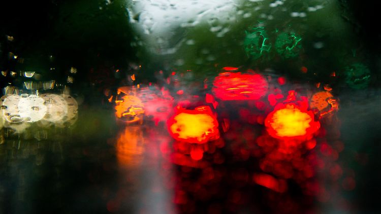 Wie hier in Berlin erinnert das Wetter eher an den Herbst als an den Sommer.