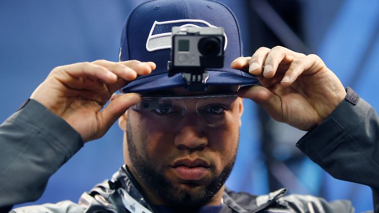 Golden Tate von den Seattle Seahwaks stellt seine am Helm befestigte GoPro-Kamera ein.