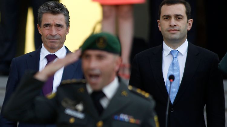 Nato-Generalsekretär Anders Fogh Rasmussen (l.) enttäuscht den georgischen Verteidigungsminister Irakli Alasania.