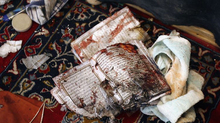 Nach einem Selbstmordanschlag in Bagdad: Ein blutiger Koran liegt am Boden einer schiitischen Moschee.
