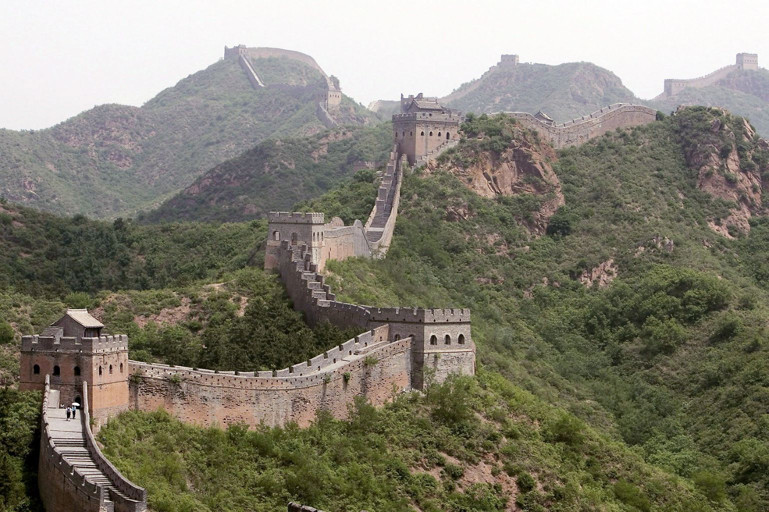 Wenn man von der Chinesischen Mauer spricht, meint man meist die rund 6350 Kilometer lange Konstruktion aus der Ming-Dynastie (1368-1644), die sogenannte "Große Mauer".