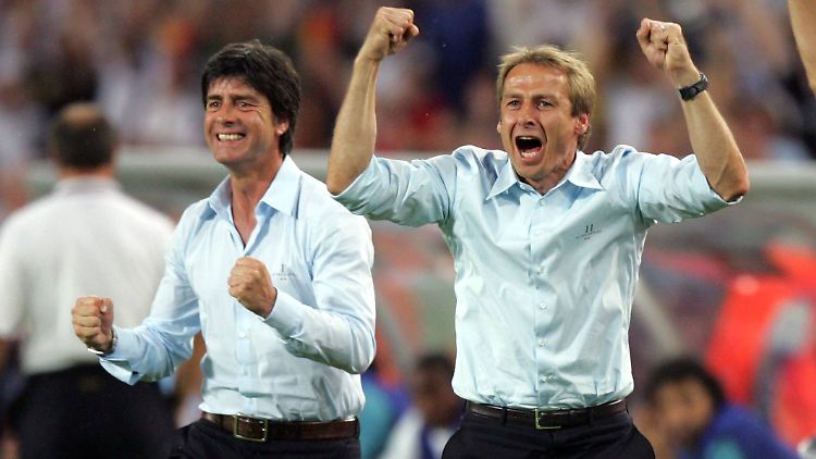 Löw (l.) und Klinsmann jubeln 2006 über den Gewinn des dritten Platzes bei der WM in Deutschland.
