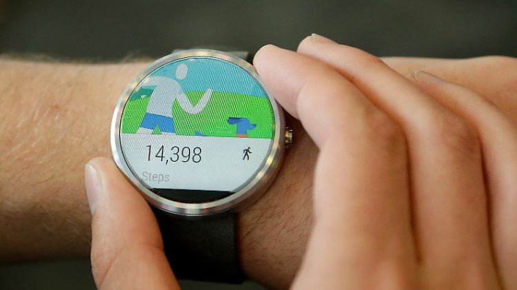 Die runde Smartwatch Moto 360 war der Star der Keynote zur Google I/O, ist aber noch nicht im Play Store.