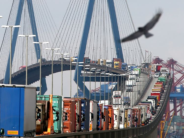 Mit Containern beladene Lastwagen stauen sich auf der Köhlbrandbrücke im Hafen von Hamburg.