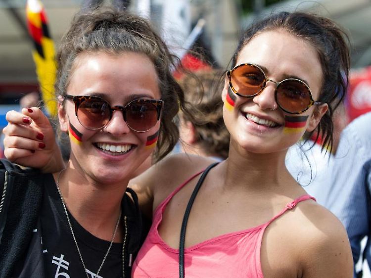 Diese Fans bekennen Flagge. Sie tragen die deutsche Fahne auf den Wangen. Damit die Schminke nicht zur Gesundheitsgefahr wird, dürfen einige Schminkstifte nicht mehr verkauft werden.