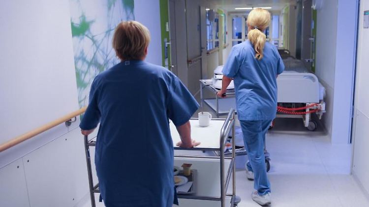 Pflegekräfte werden dringend gesucht. Doch auf ihr Einkommen schlägt diese Situation nicht durch.