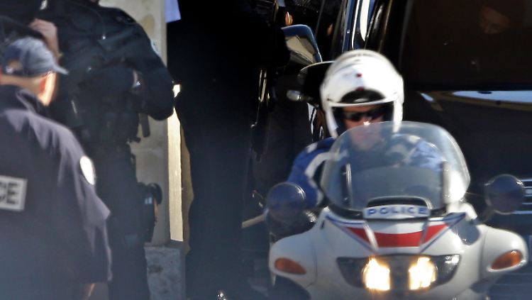 Ein Gericht in Versailles hat die Auslieferung des Brüssel-Attentäters nach Belgien genehmigt.